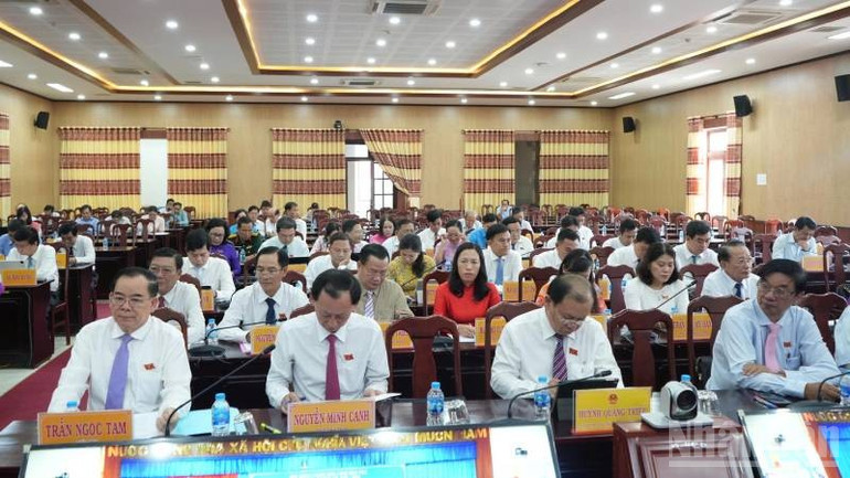 Đại biểu thông qua 3 nghị quyết tại kỳ họp. (Ảnh: HOÀNG TRUNG) ndo_br_z6724823769171-1a0815931207d8a70bdfe71ff1a2c59d.jpg