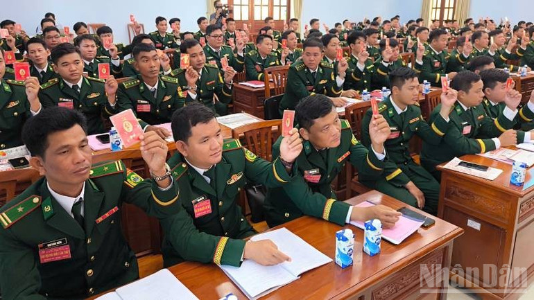 Các đại biểu thông qua Nghị quyết Đại hội nhiệm kỳ 2025-2030. (Ảnh: HOÀNG TRUNG) ndo_br_z6838824136345-2ba3314892e6d89d1c2e5da77b98b048.jpg