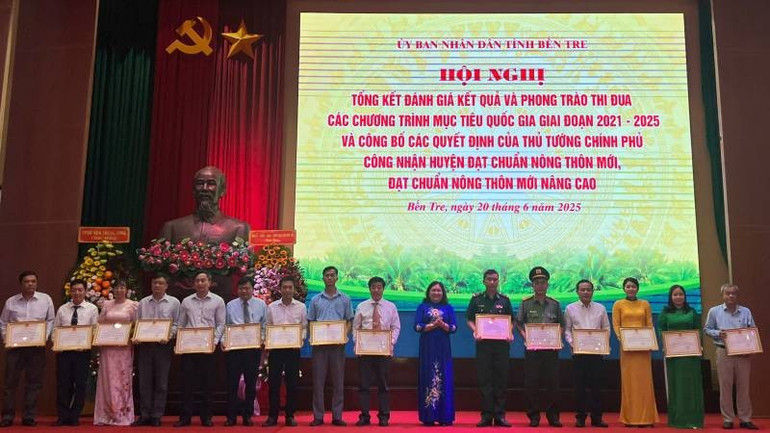 Bí thư Tỉnh ủy Bến Tre Hồ Thị Hoàng Yến trao Bằng khen cho các tập thể đạt thành tích xuất sắc trong thực hiện các Chương trình mục tiêu quốc gia. (Ảnh: HOÀNG TRUNG) z6723440662967-acd87ade3f43140e1119aa2711e4597b.jpg