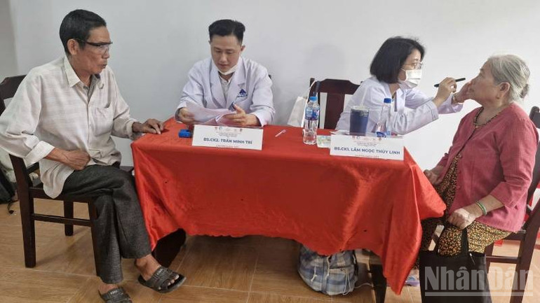 Bác sĩ khám, phát thuốc miễn phí cho người dân. (Ảnh: HOÀNG TRUNG) ndo_br_7-2.jpg