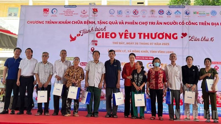 Đồng chí Nguyễn Thị Kim Ngân, nguyên Chủ tịch Quốc hội trao quà cho người nghèo tại chương trình. (Ảnh: HOÀNG TRUNG) ndo_br_4-14.jpg