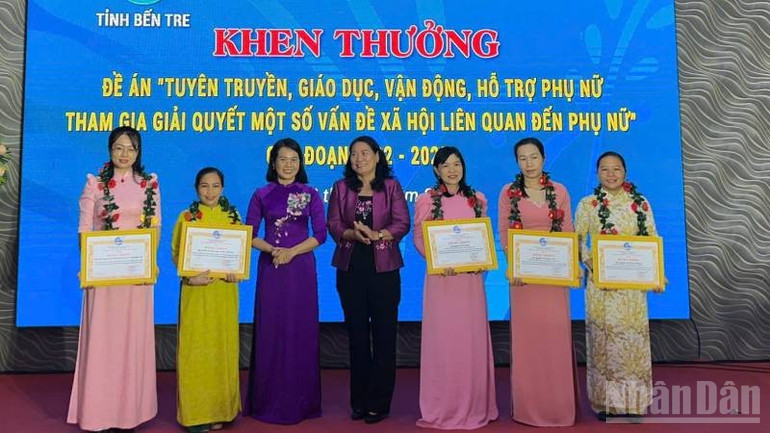 Khen thưởng cá nhân đạt thành tích xuất sắc trong thực hiện Đề án 938. (Ảnh: HOÀNG TRUNG) ndo_br_5-4.jpg