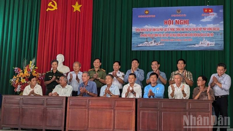 Ngư dân ký cam kết với Bộ Tư lệnh Vùng Cảnh sát biển 3 về chống khai thác IUU. (Ảnh: HOÀNG TRUNG) ndo_br_z6819571647556-b40436f046d9e867b3c37bf01edb2591.jpg