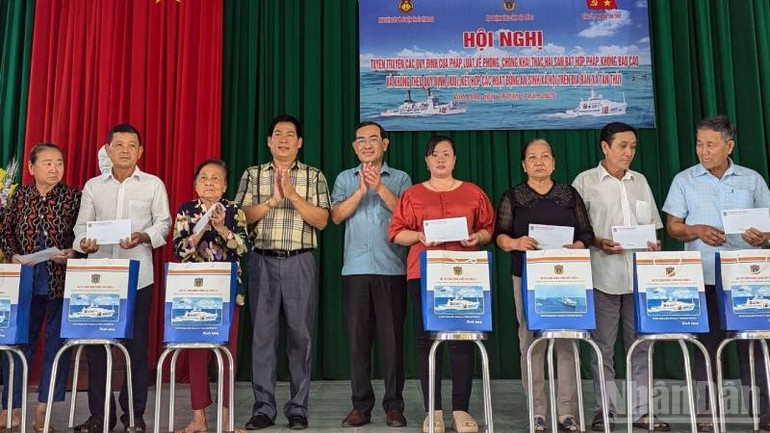 Đại biểu tham dự buổi lễ trao quà cho hộ dân có hoàn cảnh khó khăn. (Ảnh: HOÀNG TRUNG) ndo_br_z6819650197211-b4a503289448d90d54e2493846b842da.jpg