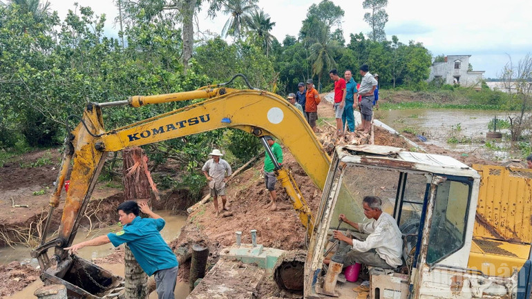 Chính quyền cùng người dân xã Qưới Thiện(tỉnh Vĩnh Long) khắc phục sự cố vỡ bờ bao do triều cường gây ra. ndo_br_3-43.jpg