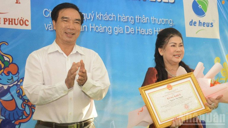Bà Thạnh nhận bằng khen của Chủ tịch Ủy ban nhân dân tỉnh Bến Tre (cũ) do có nhiều thành tích trong hoạt động thiện nguyện. ndo_br_z7101049473314-b1ec92bad2e4d1cef32f267410473fb4.jpg