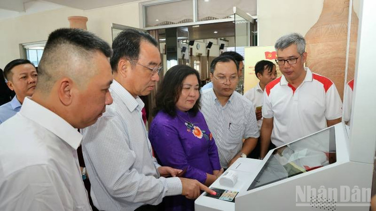 Đại biểu tham dự Hội nghị trải nghiệm Hệ thống EZYSERVE AIB phục vụ hành chính công của xã Châu Hưng (tỉnh Vĩnh Long) do Công ty cổ phần Lê Bảo Minh triển khai. ndo_br_z7142937225026-e912e53a4d94c49b31fb9d7b659580d5.jpg