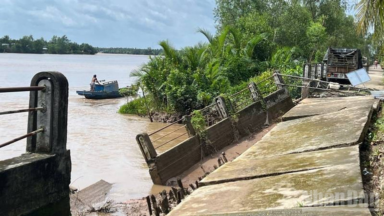 Đường giao thông tại bờ kè kênh Giao Hòa bị chia cắt do sạt lở. (Ảnh: HOÀNG TRUNG) ndo_br_3-35.jpg