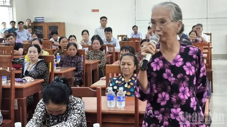 Đại diện người dân phát biểu ý kiến tại buổi đối thoại. (Ảnh: HOÀNG TRUNG) ndo_br_z6856260820144-accfa816aad9cb7d85d53da8e24b735b.jpg
