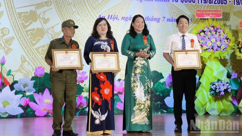 Phó Chủ tịch Ủy ban nhân dân tỉnh Vĩnh Long Nguyễn Thị Bé Mười trao bằng khen cho các tập thể và cá nhân tiêu biểu. (Ảnh: HOÀNG TRUNG) ndo_br_2-35.jpg