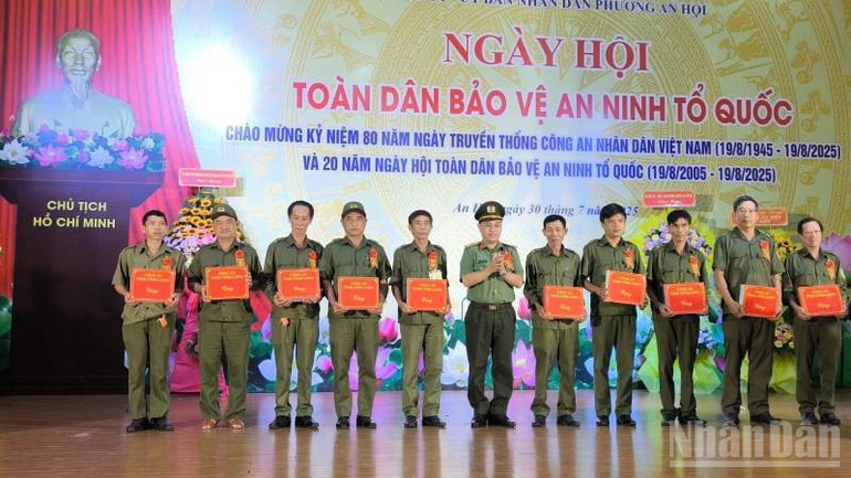 Lãnh đạo Công an tỉnh Vĩnh Long trao quà cho lực lượng an ninh cơ sở. (Ảnh: HOÀNG TRUNG) ndo_br_3-25.jpg