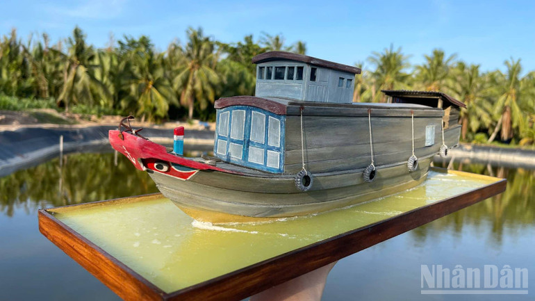 Chiếc ghe bầu ở vùng sông nước Cửu Long được Khánh tái hiện lại rất sống động. ndo_br_z7069216551649-ead372ceacc5cf9eefcdb1447ddc6791.jpg