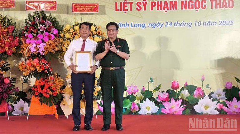 Đại diện Tổng cục II (Bộ Quốc phòng) trao quyết định bàn giao nhà tưởng niệm Đại tá Phạm Ngọc Thảo cho đơn vị Sở Văn hóa, Thể thao và Du lịch tỉnh Vĩnh Long quản lý. ndo_br_4-30.jpg
