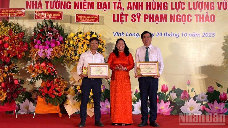 Lãnh đạo tỉnh Vĩnh Long trao bằng khen cho hai đơn vị. ndo_br_3-42.jpg