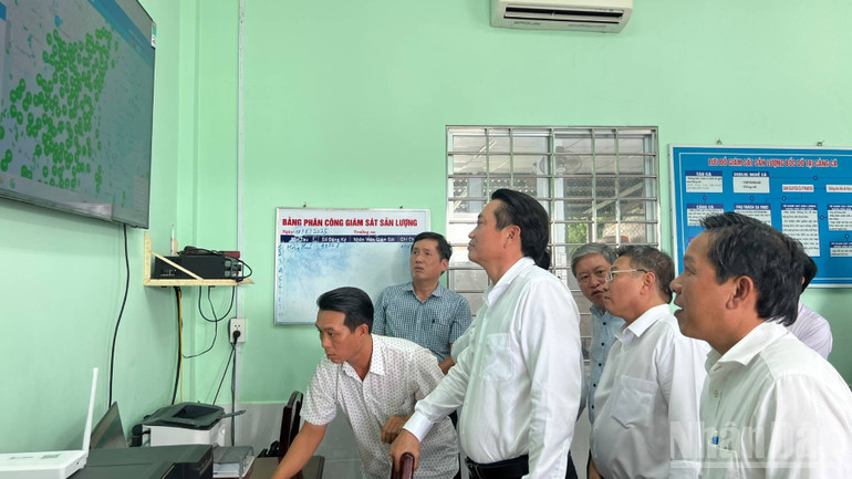 Lãnh đạo tỉnh Vĩnh Long kiểm tra thiết bị giám sát hành trình của các tàu đánh cá đang khai thác trên biển. (Ảnh: HOÀNG TRUNG) ndo_br_4-18.jpg