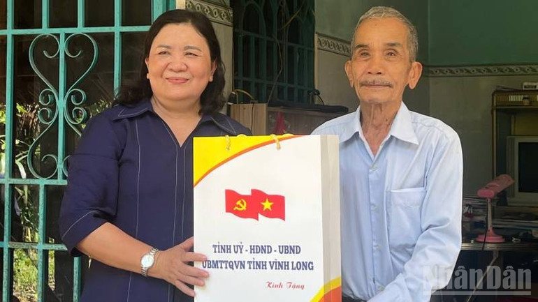 Đồng chí Hồ Thị Hoàng Yến, Phó Bí thư Thường trực Tỉnh ủy Vĩnh Long thăm, tặng quà cho thương binh Nguyễn Văn Trang. (Ảnh: HOÀNG TRUNG) ndo_br_tham-2.jpg
