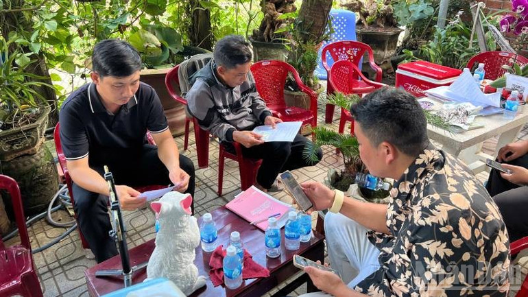Người dân mua thỏ giống, ký hợp đồng bao tiêu với chủ trang trại. (Ảnh: HOÀNG TRUNG) ndo_br_4-12.jpg