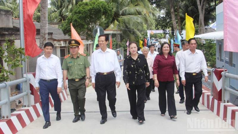 Cầu nông thôn được khánh thành trong niềm vui mừng của chính quyền và nhân dân địa phương. ndo_br_cau.jpg