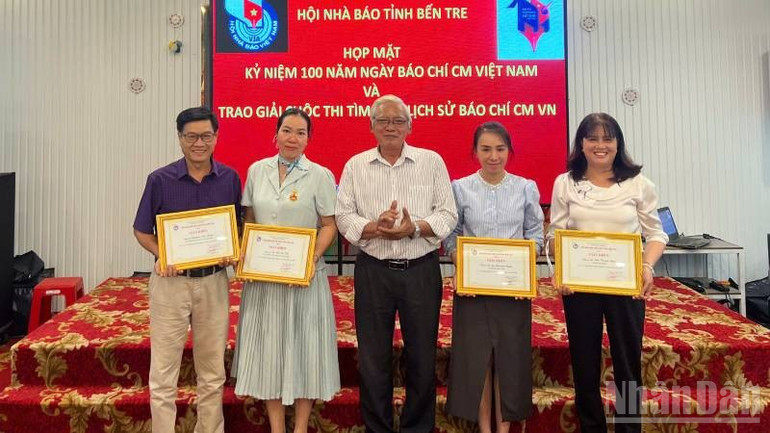 Ban tổ chức trao giấy khen cho hội viên có thành tích xuất sắc. (Ảnh: HOÀNG TRUNG) ndo_br_trao-giai-2.jpg