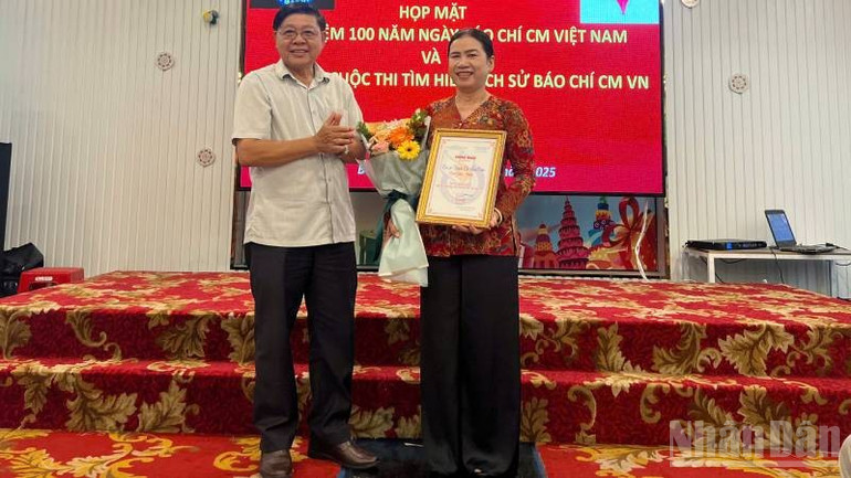Chủ tịch Hội Nhà báo tỉnh Bến Tre Nguyễn Hữu Thọ trao giải Nhất cho cá nhân đoạt giải. (Ảnh: HOÀNG TRUNG) ndo_br_trao-giai-3.jpg