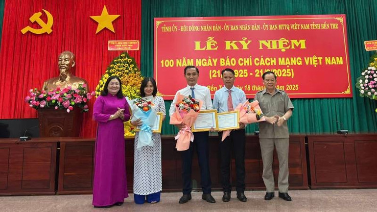 Lãnh đạo tỉnh Bến Tre trao giải Nhất Giải báo Xuân năm 2025. (Ảnh: HOÀNG TRUNG) 4-10.jpg