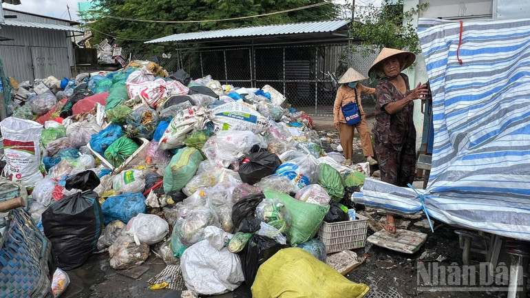 Rác chắn cả lối đi tại chợ Ba Tri (xã Ba Tri, tỉnh Vĩnh Long). (Ảnh: HOÀNG TRUNG) ndo_br_1-38.jpg
