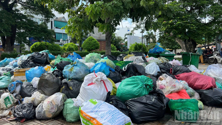 Công viên Nguyễn Đình Chiểu (xã Ba Tri, tỉnh Vĩnh Long) chứa đầy rác. (Ảnh: HOÀNG TRUNG) ndo_br_3-24.jpg