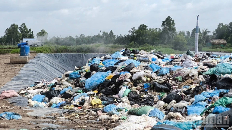 Phun hóa chất xử lý mùi hôi tại bãi rác An Hiệp. (Ảnh: HOÀNG TRUNG) ndo_br_6-3.jpg