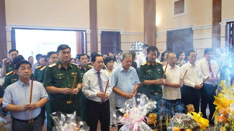 Đại biểu tham dự buổi lễ dâng hương tại đền thờ Trung tướng Đồng Văn Cống. (Ảnh: HOÀNG TRUNG) z6683694069411-8f621c353470ecee8a1ce3b871bd516d.jpg