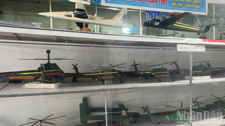 Những chiếc máy bay trong kháng chiến chống Mỹ, cứu nước được nghệ nhân Ba Léo phát họa lại bằng gỗ. ndo_br_4-26.jpg