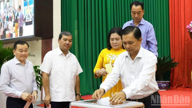 Đại biểu tham dự Hội nghị quyên góp ủng hộ đồng bào thiệt hại do bão số 10 gây ra. ndo_br_quyen-gop.jpg
