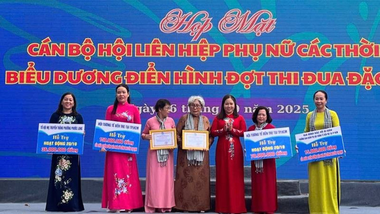 Đại diện các nhà tài trợ trao bảng tượng trưng hỗ trợ sửa chữa tuyến đường vào nhà Nữ tướng Nguyễn Thị Định. 3-40.jpg