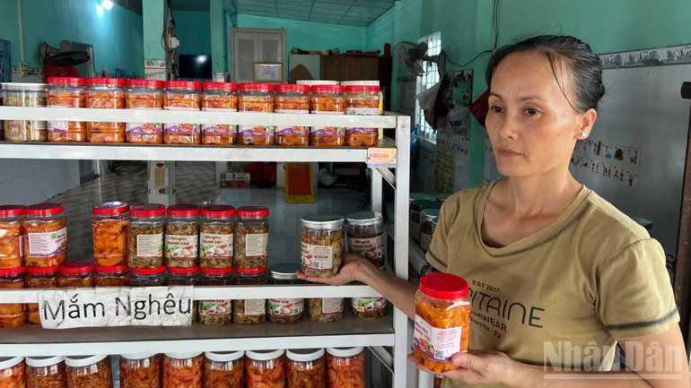 អ្នកស្រី វ៉ាន់ មានផលិតផល OCOP លំដាប់ផ្កាយ 3 ចំនួន 2 ក្រោមម៉ាក Thanh Van ។ ndo_br_3-41.jpg