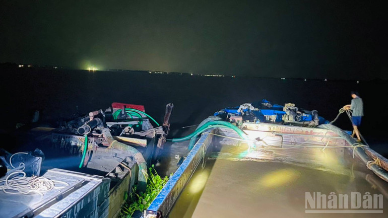 Công an tỉnh Vĩnh Long bắt nhóm đối tượng khai thác cát sông trái phép tại xã Phú Túc. ndo_br_anh-3-3-1.jpg