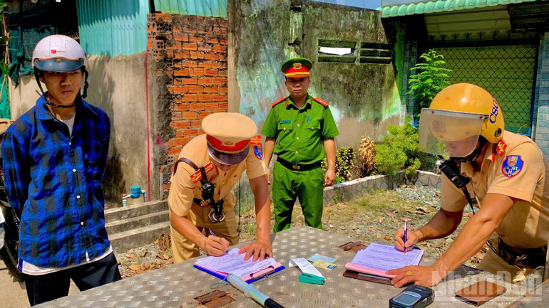 Phòng Cảnh sát giao thông (Công an tỉnh Vĩnh Long) tuần tra , xử lý vi phạm giao thông. ndo_br_anh-2-3-1.jpg