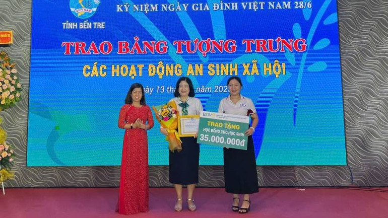 Trao bảng tượng trưng các hoạt động an sinh xã hội tại buổi lễ. (Ảnh: HOÀNG TRUNG) 2-27.jpg