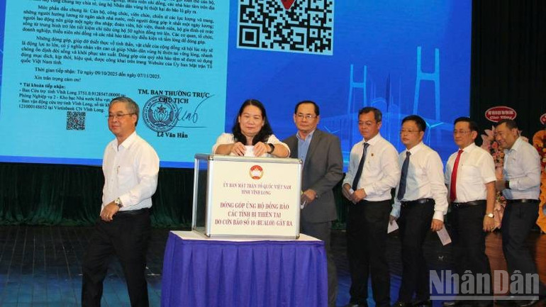Đại biểu tham dự buổi họp mặt quyên góp ủng hộ đồng bào thiệt hại do bão số 10 gây ra. ndo_br_z7111971813196-3f6e86f960df3e840cc3553f08a98cc8.jpg