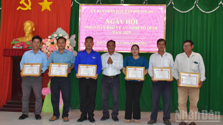 Lãnh đạo Ủy ban nhân dân xã Thới Thuận tặng giấy khen cho các tập thể, cá nhân đạt thành tích xuất sắc trong phong trào toàn dân bảo vệ an ninh tổ quốc năm 2025. ndo_br_lanh-dao-ubnd-xa-khen-thuong-cac-tap-the-ca-nhan-co-thanh-tich-xuat-sac-trong-phong-trao-toan-dan-bao-ve-antq.jpg