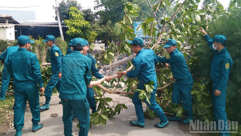 Lực lượng dân quân, công an xã Thới Thuận tổ chức khắc phục hậu quả thiên tai. ndo_br_z4432417918926-71b8405d39f1b5c764191ad31f88f406.jpg