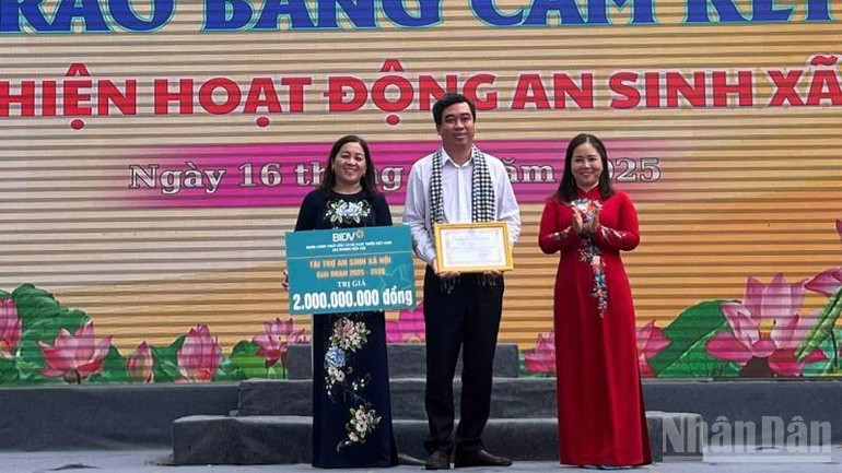 Đại diện nhà tài trợ trao bảng tượng trưng cùng Hội Liên hiệp Phụ nữ tỉnh Vĩnh Long đồng hành thực hiện công tác an sinh xã hội. ndo_br_4-27.jpg