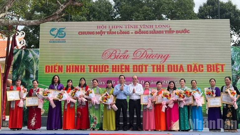 Đại biểu tham dự buổi họp mặt trao hoa, giấy khen cho tập thể và cá nhân có thành tích xuất sắc. ndo_br_1-57.jpg