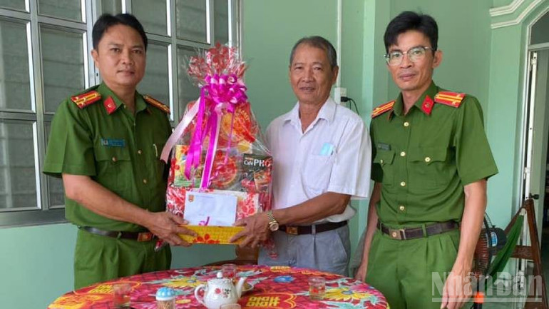 Thượng tá Cao Thành Nhân (trái) tặng quà cho nguyên lãnh đạo Công an huyện Thạnh Phú nhân kỷ niệm 80 năm Ngày truyền thống lực lượng Công an nhân dân. ndo_br_thuong-ta-cao-thanh-nhan-tham-tang-qua-nguyen-truong-cong-an-huyen-thanh-phu-nhan-ky-niem-80-nam-ngay-truyen-thong-luc-luong-cand.jpg