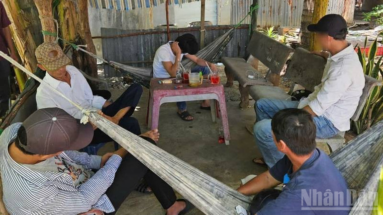 Công an xã Thạnh Phú triệt xóa tụ điểm sử dụng trái phép chất ma túy. ndo_br_cong-an-xa-thanh-phu-triet-xoa-mot-tu-diem-su-dung-trai-phep-chat-ma-tuy.jpg