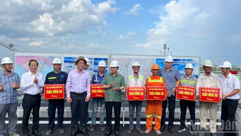 Phó Thủ tướng Trần Hồng Hà cũng lãnh đạo chính quyền địa phương tặng quà cho công nhân, kỹ sư tại công trình xây dựng cầu Rạch Miễu 2. (Ảnh: HOÀNG TRUNG) ndo_br_2-37.jpg