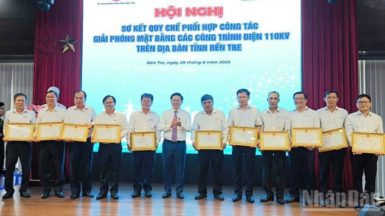 Lãnh đạo tỉnh Bến Tre tặng Bằng khen có các cá nhân có thành tích xuất sắc trong giải phóng mặt bằng các công trình điện 110kV. (Ảnh: HOÀNG TRUNG) ndo_br_z6753158631209-760526844c0f2c6adb774af0baa34015.jpg