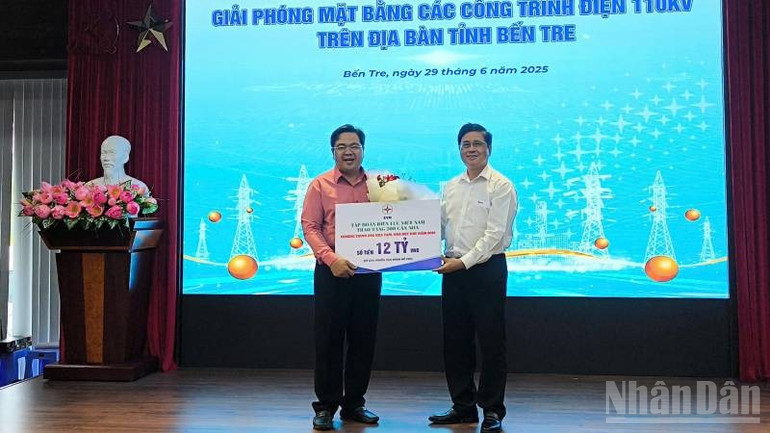 Lãnh đạo Tập đoàn Điện lực Việt Nam trao bảng tượng trưng 12 tỷ đồng để hỗ trợ xây dựng nhà ở cho người dân có hoàn cảnh khó khăn. (Ảnh: HOÀNG TRUNG) ndo_br_z6753143055521-67950afe714f1569147191bbf9e3efe3.jpg