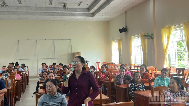Đại diện người dân phát biểu ý kiến tại buổi đối thoại với các ngành, địa phương về việc bãi rác An Hiệp gây ô nhiễm môi trường. (Ảnh: HOÀNG TRUNG) ndo_br_z6829832694046-59aa877d6a2c0fc0b97c32ae14cdb634.jpg