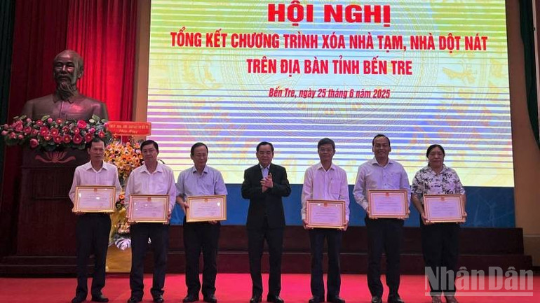 Lãnh đạo tỉnh Bến Tre trao bằng khen cho các tập thể có thành tích xuất sắc trong công tác xóa nhà tạm, nhà dột nát. (Ảnh: HOÀNG TRUNG) ndo_br_anh-4-4.jpg
