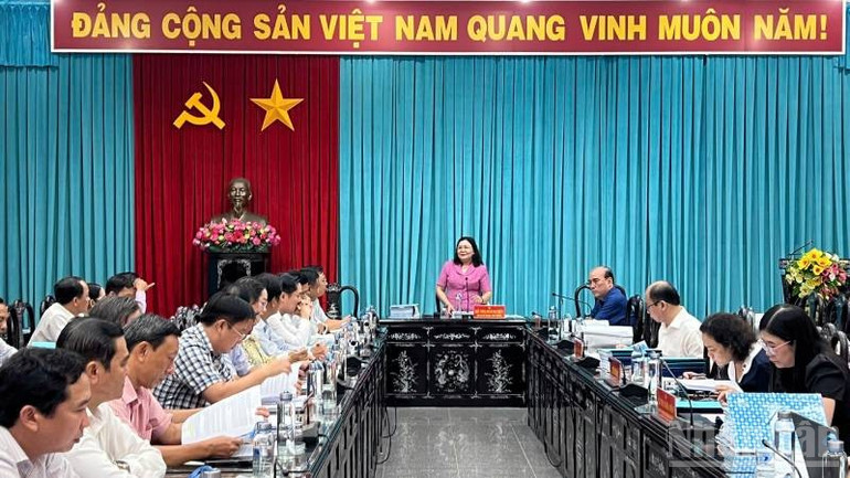Đồng chí Hồ Thị Hoàng Yến, Phó Bí thư Thường trực Tỉnh ủy Vĩnh Long phát biểu chỉ đạo tại cuộc họp. (Ảnh: HOÀNG TRUNG) ndo_br_z6805471404067-d844fd42708dccc3010ca2acce532e28.jpg