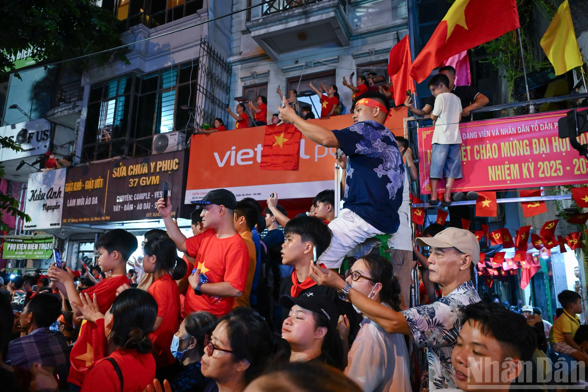 Người dân dùng điện thoại di động ghi lại màn diễu binh, diễu hành hoành tráng của các khối lực lượng vũ trang. ndo_br_z6940714434017-39643de2ac104ed0ef726fec95244078.jpg